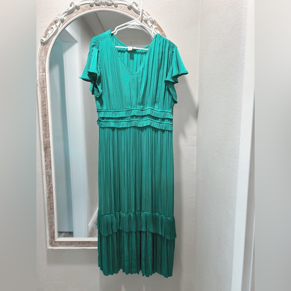 Green V-Neck Pleated Women’s Dress